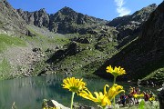 25 Gli amici si attardano in riva al lago